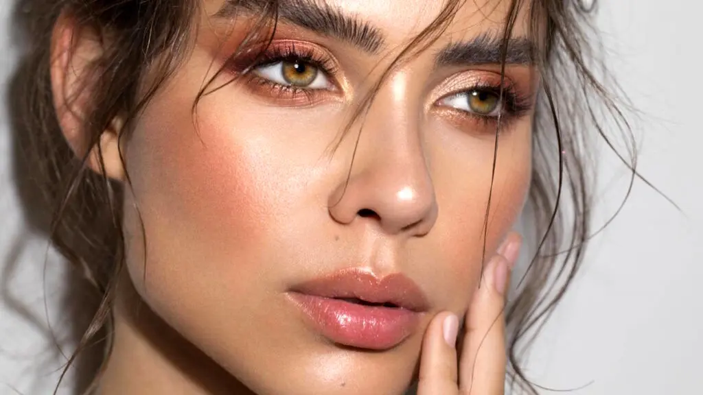 راهنمای انتخاب رژ گونه برای پوست سبزه؛ رنگ‌هایی که جذابیت شما را دوچندان می‌کنند