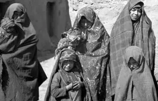 تصاویری از روز برفی باب همایون تا مادر ناصرالدین شاه و خواجه‌اش
