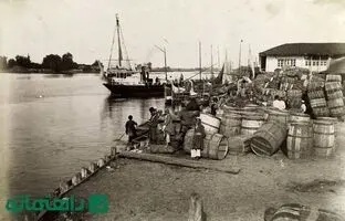 کشتی بخار در اسکله بندر انزلی بیش از یک قرن پیش + عکس
