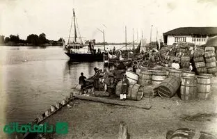 کشتی بخار در اسکله بندر انزلی بیش از یک قرن پیش + عکس