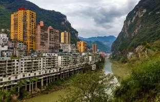 نگاهی به باریک‌ترین شهر جهان؛ خانه‌هایی بر لبه پرتگاه و خیابان‌هایی بدون خودرو