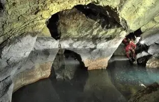 راهنمای سفر؛ راز دریاچه‌ای که در دل صخره‌ها می‌جوشد/ بزرگ‌ترین دریاچه حرارتی زیرزمینی جهان