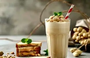 خوشمزه بپزید؛ طرز تهیه شیک بادام زمینی با موز و شکلات