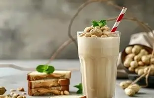 خوشمزه بپزید؛ طرز تهیه شیک بادام زمینی با موز و شکلات