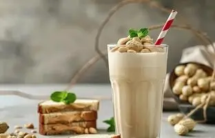 خوشمزه بپزید؛ طرز تهیه شیک بادام زمینی با موز و شکلات