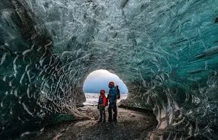 غار یخی عجیبی که هر گردشگری یک‌بار باید آن را ببیند! +ویدئو