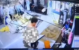 لحظه ترکیدگی فاضلاب در یک فروشگاه لباس در چین + ویدئو