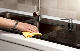 روش های ساده برای تمیز کردن سینک ظرفشویی، سرویس بهداشتی و گاز + ویدئو