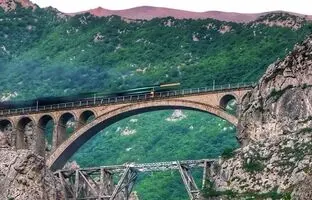
ریزش سنگ بر روی خط ریلی سوادکوه؛ قطار خسارت دید
