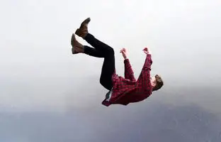 چرا برخی افراد در اوایل مراحل خواب احساس سقوط از روی یک صخره را دارند؟