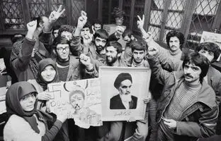 عکس فرح پهلوی با نماد نازی بر پیشانی و ستاره داوود در بالای سر!
