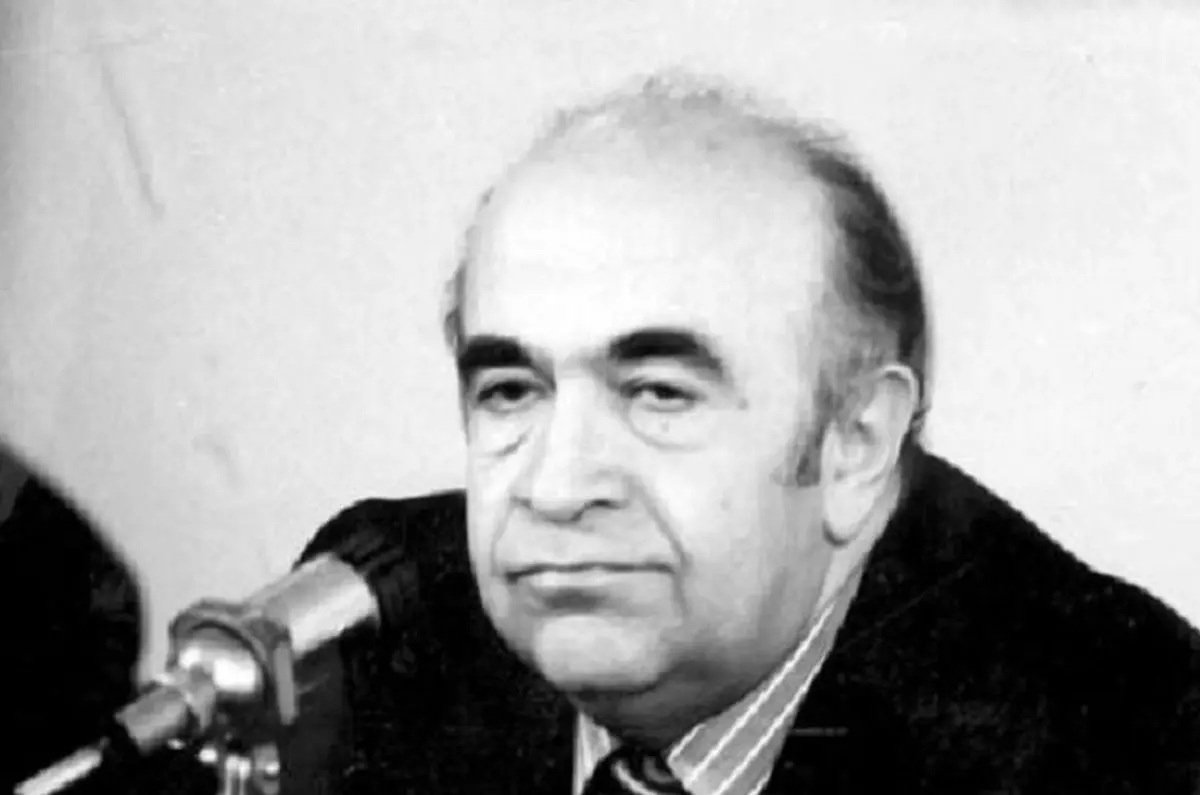 «بهروز وثوقی و هویدا» در پشت صحنه فیلم قهرمانان؛ سال 1349 + عکس