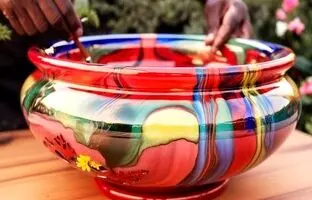 نحوه ساخت یک گلدان چوبی رنگارنگ با میوه کاج توسط نجار ماهر + ویدئو