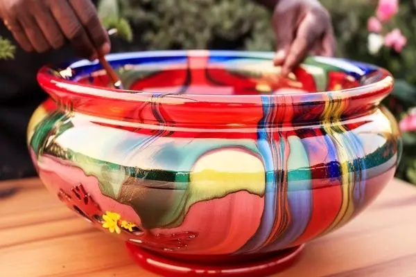 نحوه ساخت یک گلدان چوبی رنگارنگ با میوه کاج توسط نجار ماهر + ویدئو