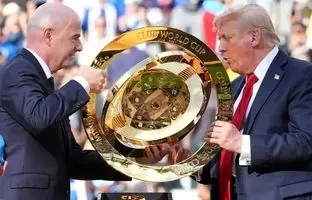 رونمایی جام اصلی چلسی در کاخ سفید/ حرکت عجیب فیفا؛ جام کپی را به چلسی دادند، جام اصلی را به ترامپ! + ویدئو 