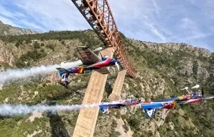 پرواز آکروباتیک هواپیماها؛ دستاوردی تاریخی زیر بلندترین پل راه‌آهن اروپا + ویدئو