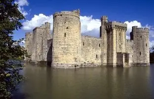 قلعه عجیبی که روی آب معلق است + ویدئو