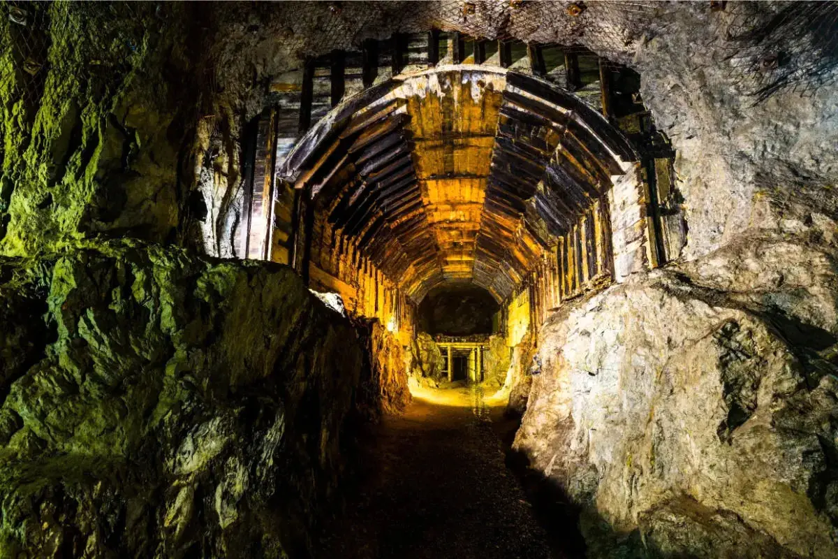 تونل مخفی هیتلر در لهستان که جان ۵,۰۰۰  کارگر را گرفت اما دلیل ساختش مشخص نیست