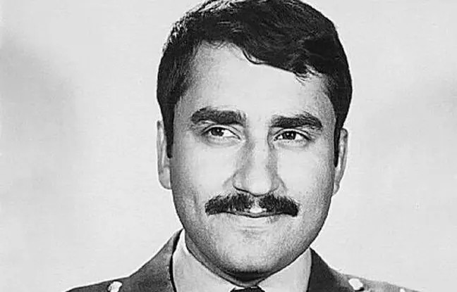 «علیرضا یاسینی» خلبان مشهور F-4 و F5 در کنار جنگنده اش؛ دهه 50