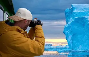  لحظه نادر واژگونی کوه یخی به شکل حلزون + ویدئو