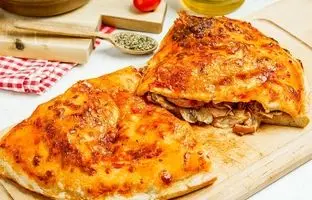 طرز تهیه پیتزا کالزونه؛ پیتزای ایتالیایی خوشمزه و متفاوت