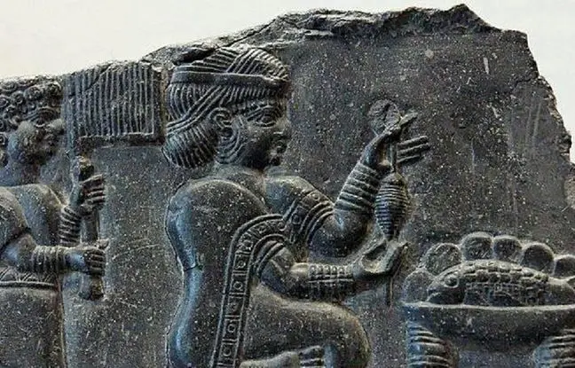 سنگ‌نگاره نقش زنی ایلامی درحال نخ‌ریسی + تصویر