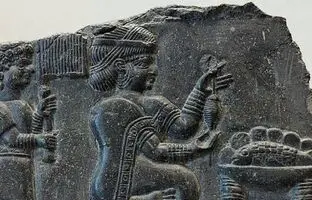 سنگ‌نگاره نقش زنی ایلامی درحال نخ‌ریسی + تصویر