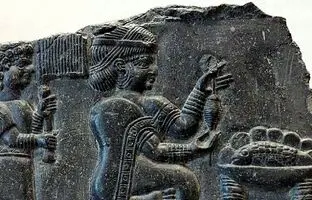 سنگ‌نگاره نقش زنی ایلامی درحال نخ‌ریسی + تصویر