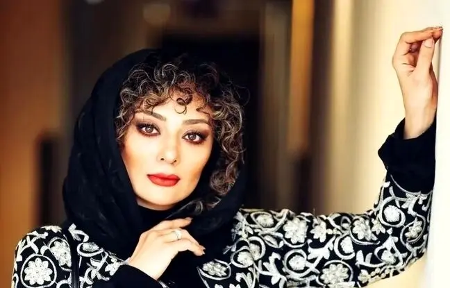 استایل به سبک سلبریتی‌ها؛ استایل با شومیز ساتن به سبک یکتا ناصر با آرایش خلیجی + ویدئو