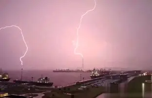  لحظه برخورد صاعقه با مرتفع‌ترین آسمان‌خراش اروپا +ویدئو