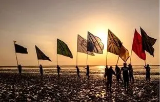 تصویری از هندوانه‌خوردن رئیس جمهور در جمع زائران امام رضا (ع)