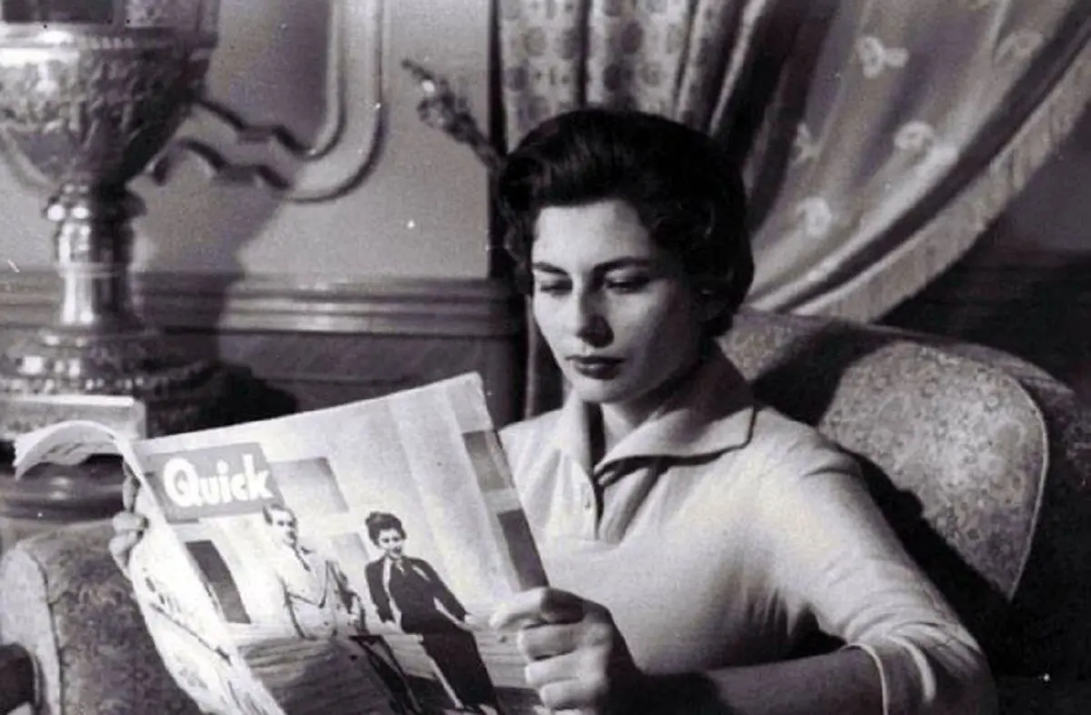 عکس قدیمی: تشییع جنازه ثریا اسفندیاری در فرانسه در سال 1380