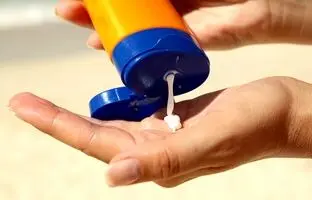 بهترین ضد آفتاب‌های ایرانی که پوست شما را در برابر آلودگی و آفتاب سوزان بیمه می‌کنند
