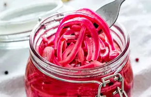 طرز تهیه ترشی خوشمزه با آب خیارشور