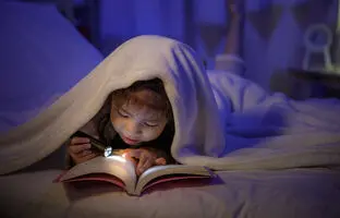 مطالعه در تاریکی به بینایی آسیب می‌رساند؛ افسانه‌ یا حقیقت علمی؟
