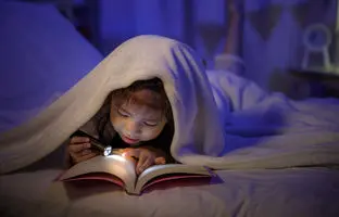 مطالعه در تاریکی به بینایی آسیب می‌رساند؛ افسانه‌ یا حقیقت علمی؟