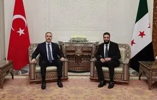 جولانی کت و شلوار پوشید و کراوات زد/ دیدار با وزیر خارجه ترکیه در کاخ بشار اسد + عکس