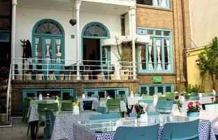 زیباترین کافه‌های روباز تهران؛ تلفیقی از حس نوستالژی و بهار