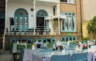 زیباترین کافه‌های روباز تهران؛ تلفیقی از حس نوستالژی و بهار