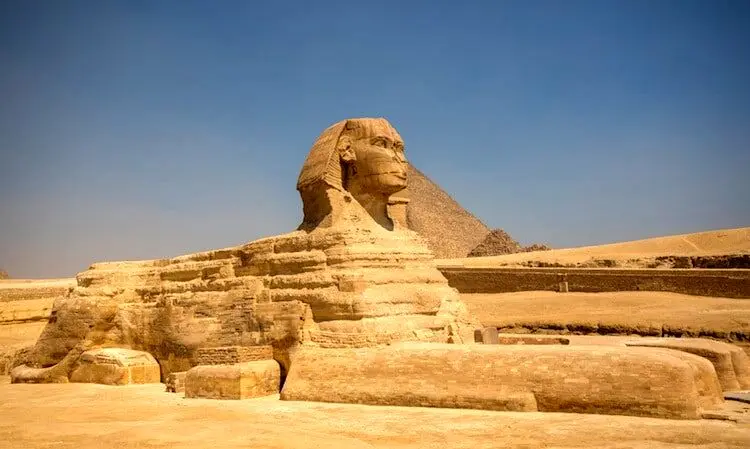  مشهورترین مجسمۀ مصر باستان شبیه کیست؟ 