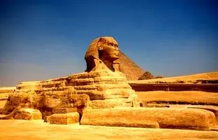  مشهورترین مجسمۀ مصر باستان شبیه کیست؟ 