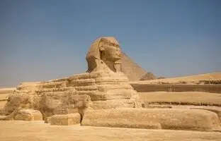  مشهورترین مجسمۀ مصر باستان شبیه کیست؟ 
