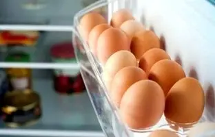آیا قرار دادن تخم‌مرغ‌ها به شکل برعکس، آن‌ها را برای مدت طولانی‌تری تازه نگه می‌دارد؟ 