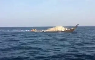 لحظه نجات شبانه ۱۱ خدمه لنج صیادی در بوموسی + ویدئو