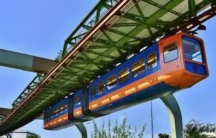 قطار برعکسی که ۱۲۰ سال است بر فراز شهر حرکت می کند! +ویدئو