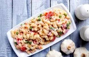 طرز تهیه سالاد ماکارونی با کالباس برای ۴ نفر