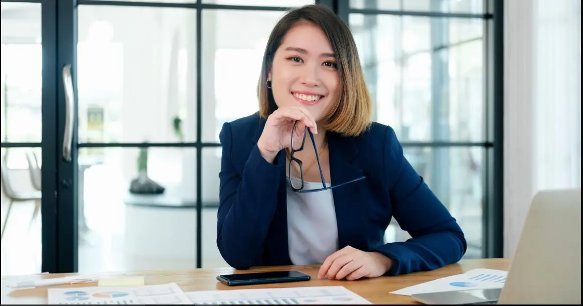 ماسک مؤدبانه: 6 رفتاری که از دماغ فیل افتاده‌ها پشت آن پنهان می‌شوند