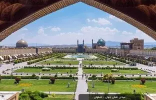 میدان نقش جهان اصفهان و سردر قیصریه در دوره قاجار