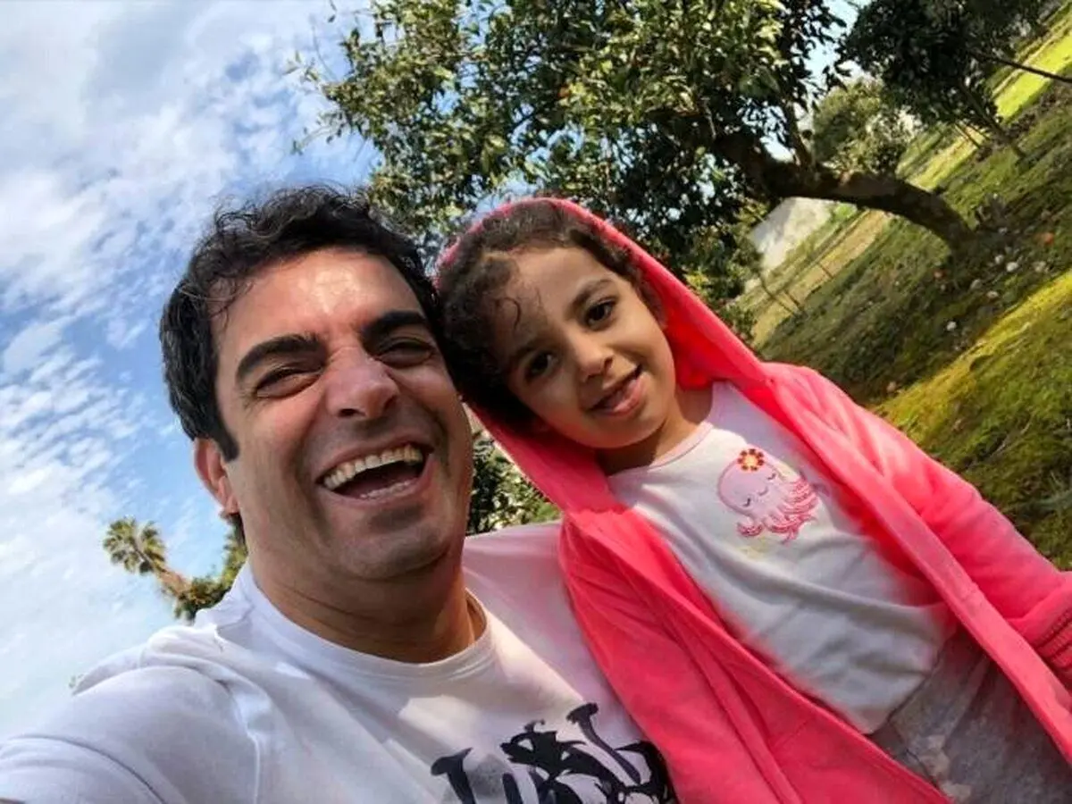 (تصاویر) ژست خاص منوچهر هادی و دخترش در تولد ۵۲ سالگیش