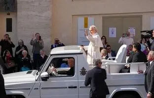  نخستین سواری لئون چهاردهم با «پاپ‌موبیل» + ویدئو